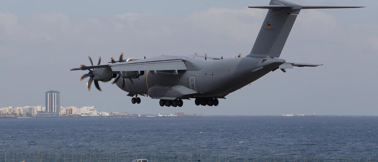 Aviones militares europeos de transporte humanitario en Lanzarote