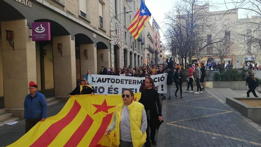 Un miler de persones i trenta tractors es manifesten a Figueres per la vaga al crit de «llibertat presos polítics»