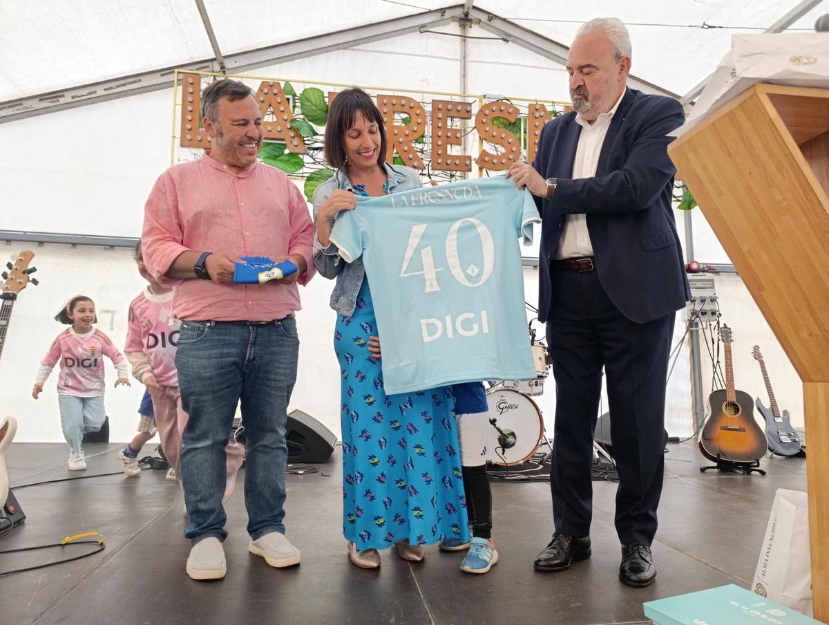 Por la izquierda, Antonio Fueyo, Sara Orille y Manuel Paredes, con uno de los obsequios.