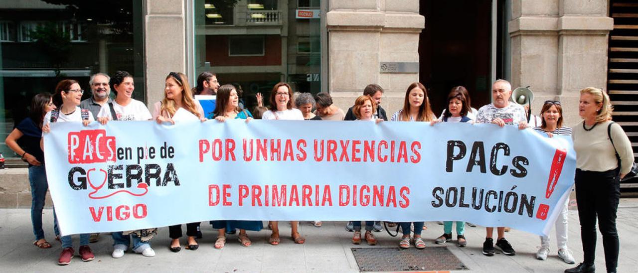 Protesta de los trabajadores del PAC de Vigo en la sede del Sergas // Marta G. Brea