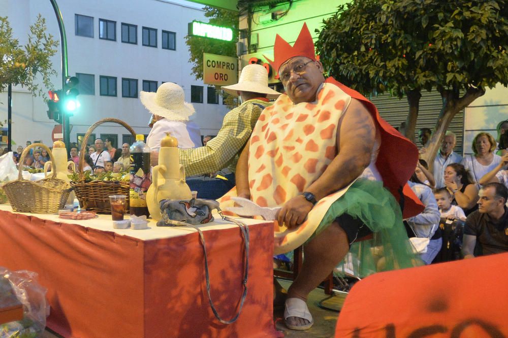 El popular desfile de la Gran Charanga en Elche reúne a más de 4.500 participantes