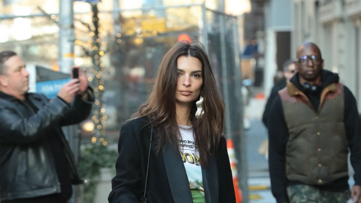 Emily Ratajkowski con blazer negra, jeans y botines rojos