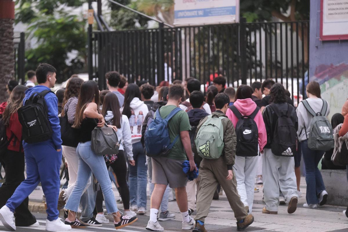Imagen de adolescentes entrando al instituto.