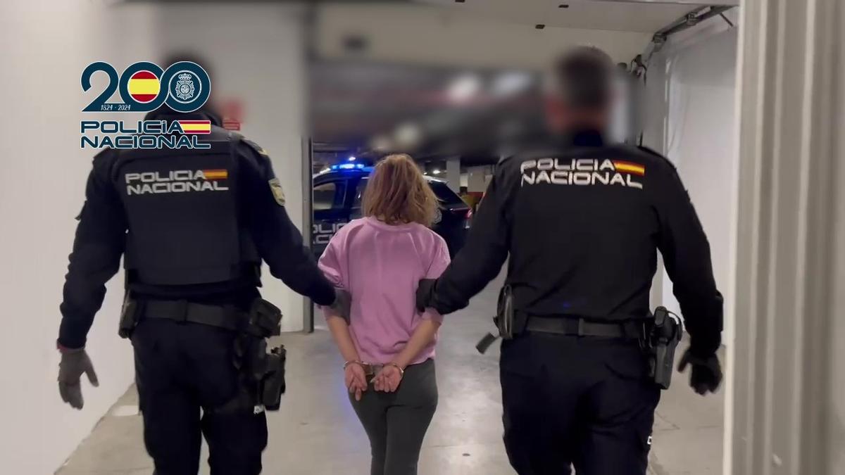 Agentes de la Policía Nacional escoltan a la mujer detenida en Alcorcón.
