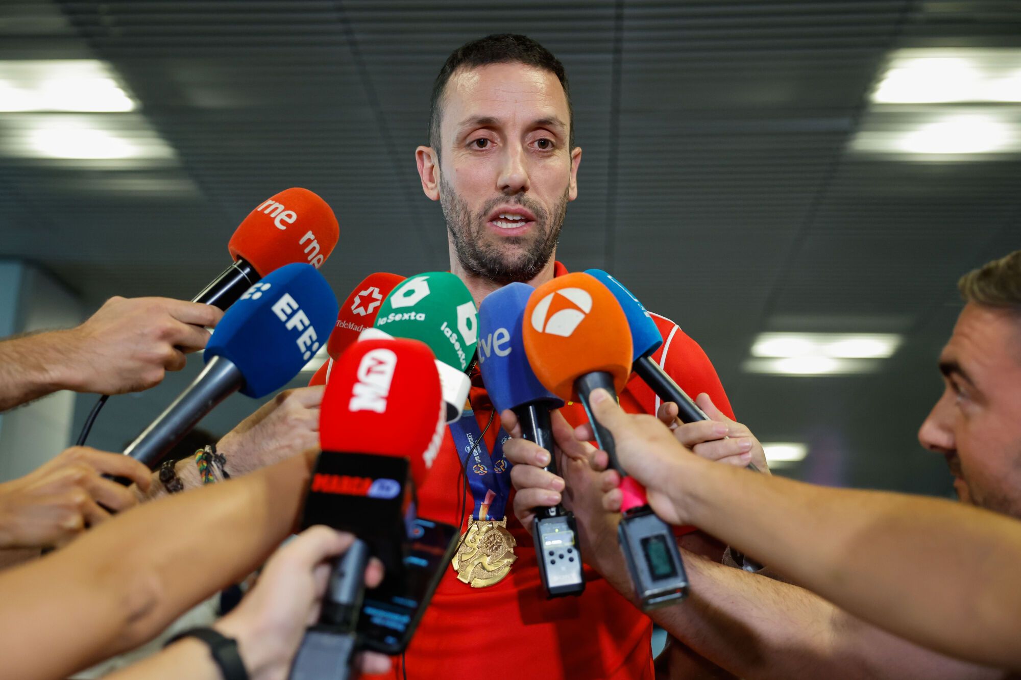 Guillermo del Pino regresa con el trofeo de campeón de Europa sub-18