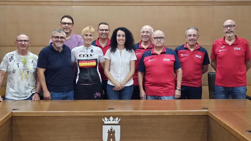 Tavernes ret homenatge a la ciclista Rosa Sansaloni