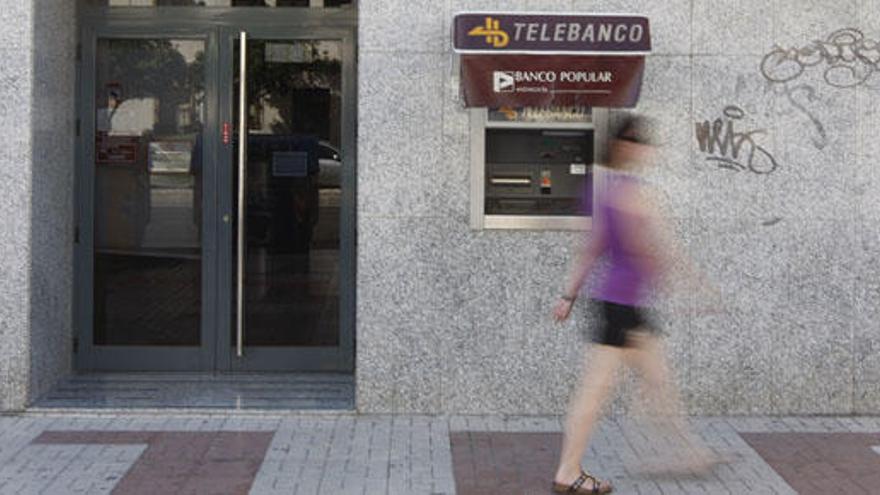 Una persona pasa por delante de una sucursal bancaria en Málaga.