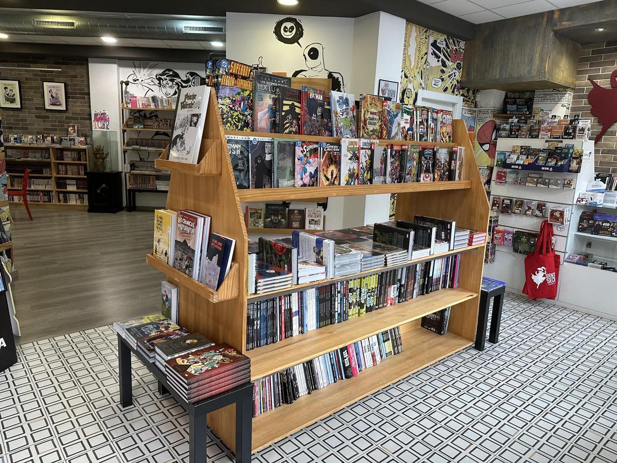 El Llano puede presumir de tener su pequeño universo friki: “Es un negocio muy especializado y la gente viene a buscarnos” El Llano puede presumir de tener su pequeño universo friki: “Es un negocio muy especializado y la gente viene a buscarnos”