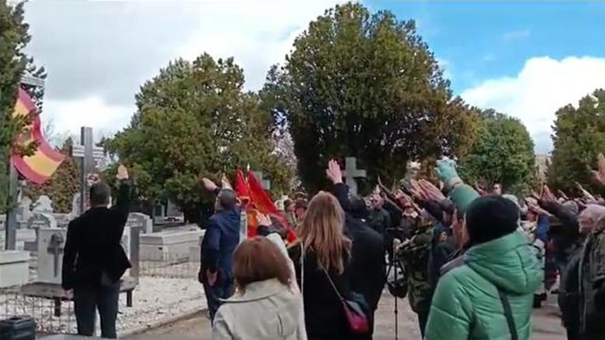 Vídeo | Más de medio centenar de ultras profieren cánticos franquistas en el cementerio de Zaragoza