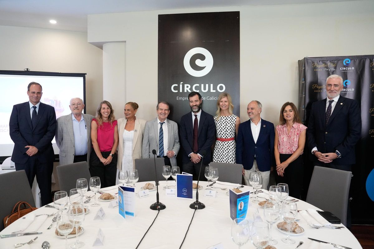 Carlos Botana, Manuel Rodríguez, Ana Molés, Carmela Silva, Abel Caballero, Benito Suárez, María Borrás, David Regades, Judit Fontenla y Pablo González antes del almuerzo en el Círculo de Empresarios