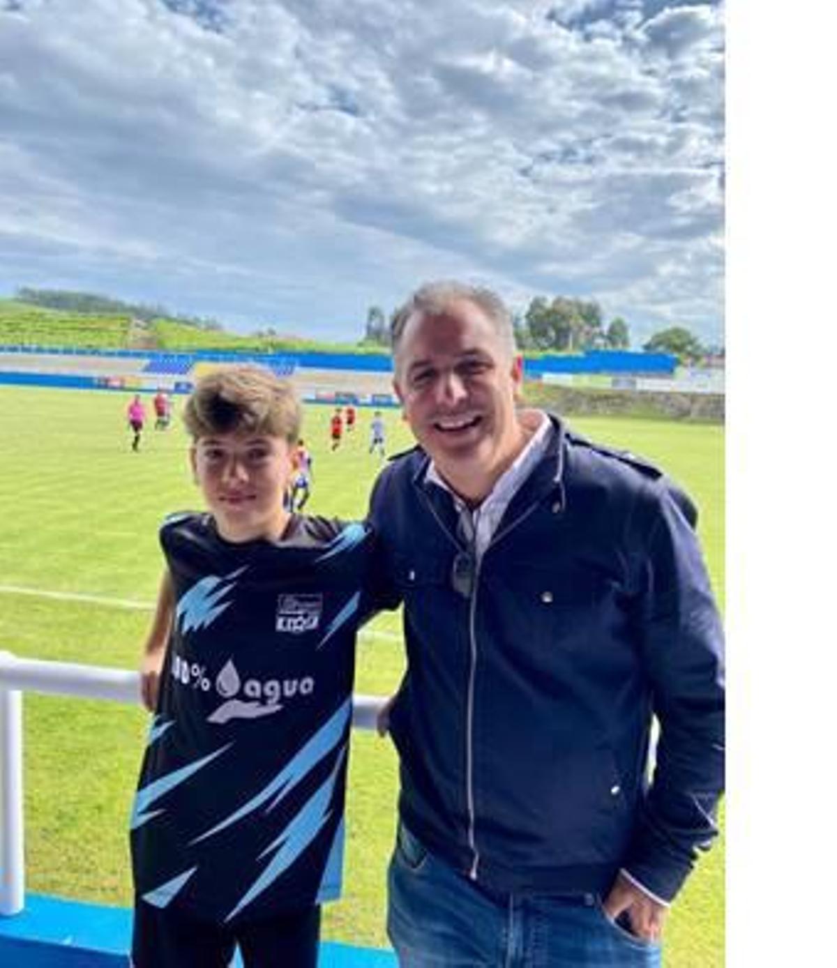 Rafa Domínguez disfruta del fútbol con su hijo Rafita. Rafa Domínguez, que en cada campaña electoral pide perdón a su mujer y su hijo por el tiempo que no puede estar con ellos, disfrutó de la jornada de ayer en compañía de su familia y de un torneo de fútbol en el que participa su hijo. El candidato a alcalde de Pontevedra por el PP tendrá mañana algo que celebrar, pase lo que pase en las urnas: es su cumpleaños.  | FDV