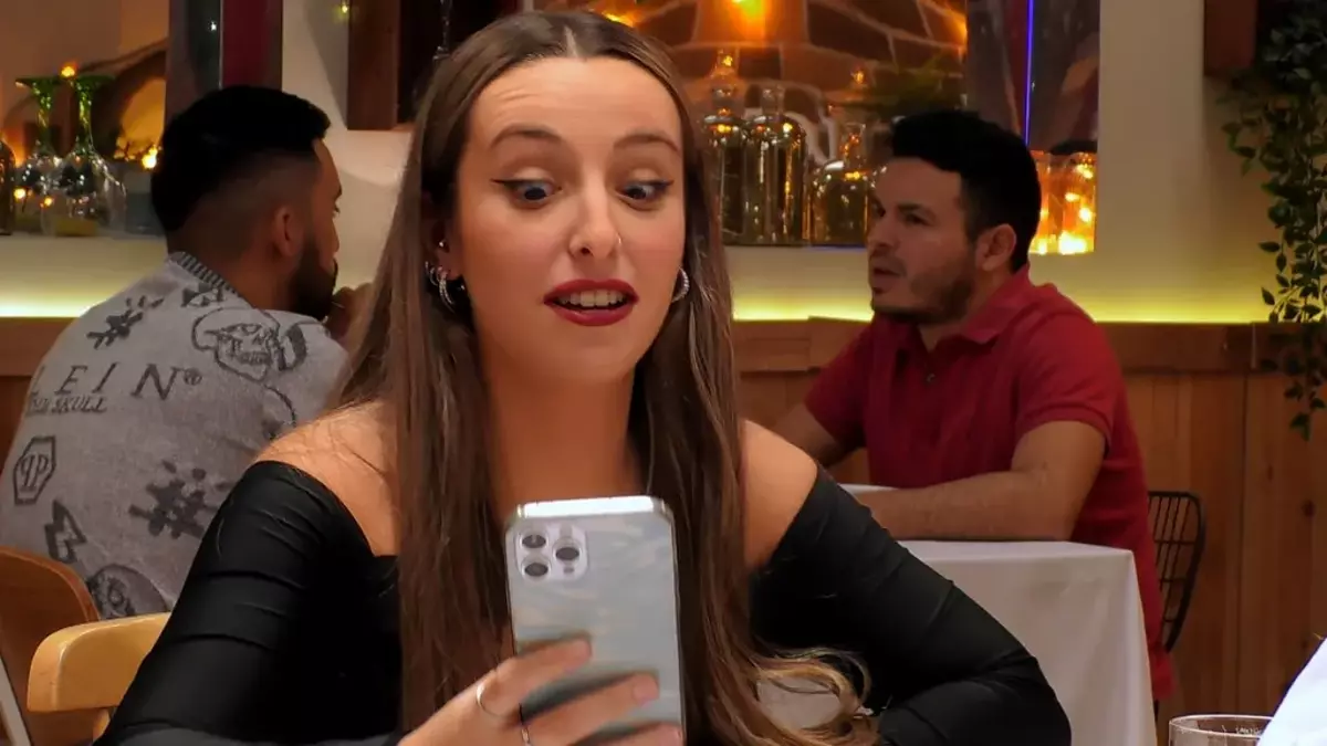 Marina enseña a Miguel Ángel en First Dates el TikTok por el que es famosa