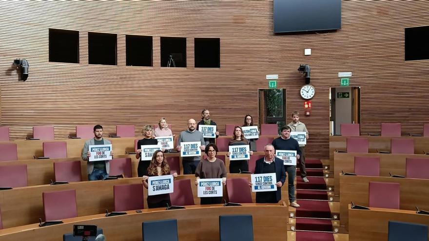 Compromís 'reestrena' el hemiciclo de las Cortes con una protesta