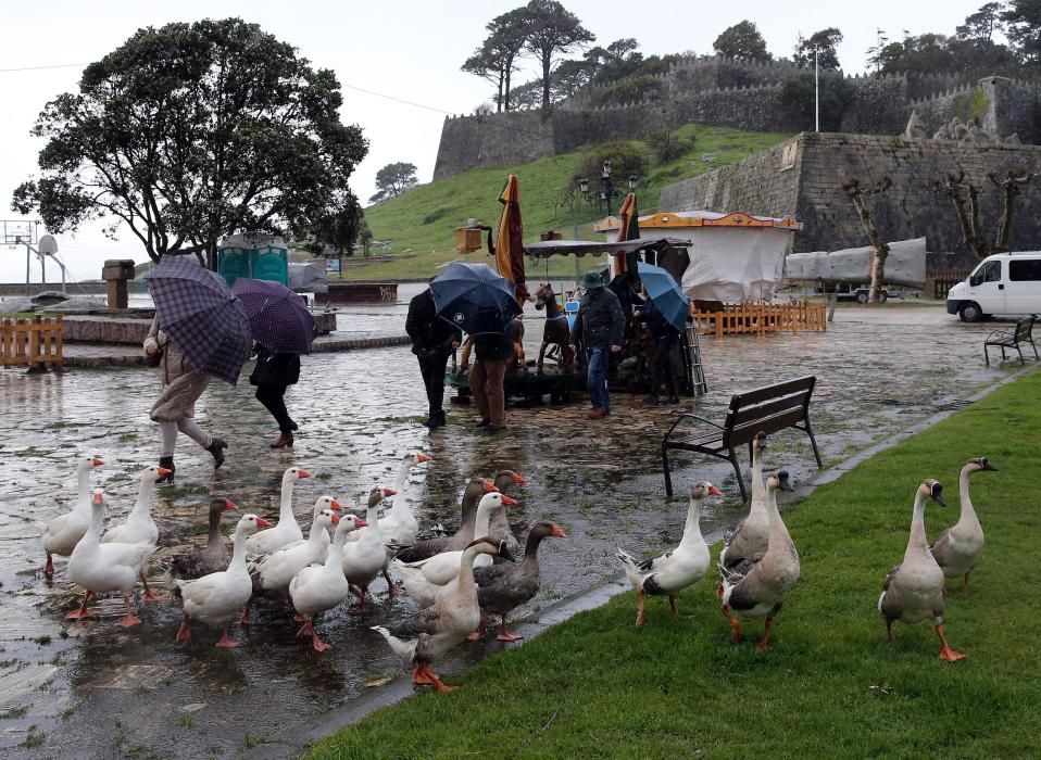 La tormenta de agua que se desató a media tarde obligo a cerrar de manera precipitada la celebración en Baiona y suspender la representación del hito histórico.