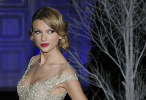Taylor Swift usa colores claros para 'agrandar' su mirada.