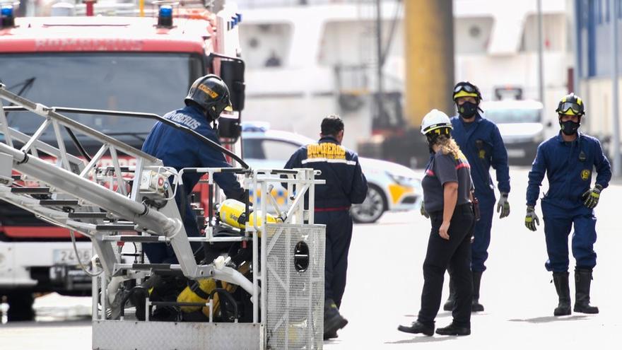 Extinguido el incendio en un barco en el puerto de La Luz con tres fallecidos