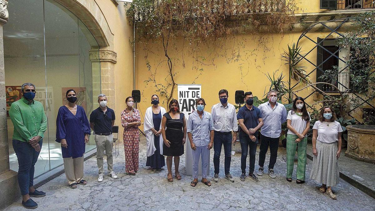 Integrantes de Art Palma Contemporani  y responsables de las instituciones participantes,  ayer, en Pelaires.
