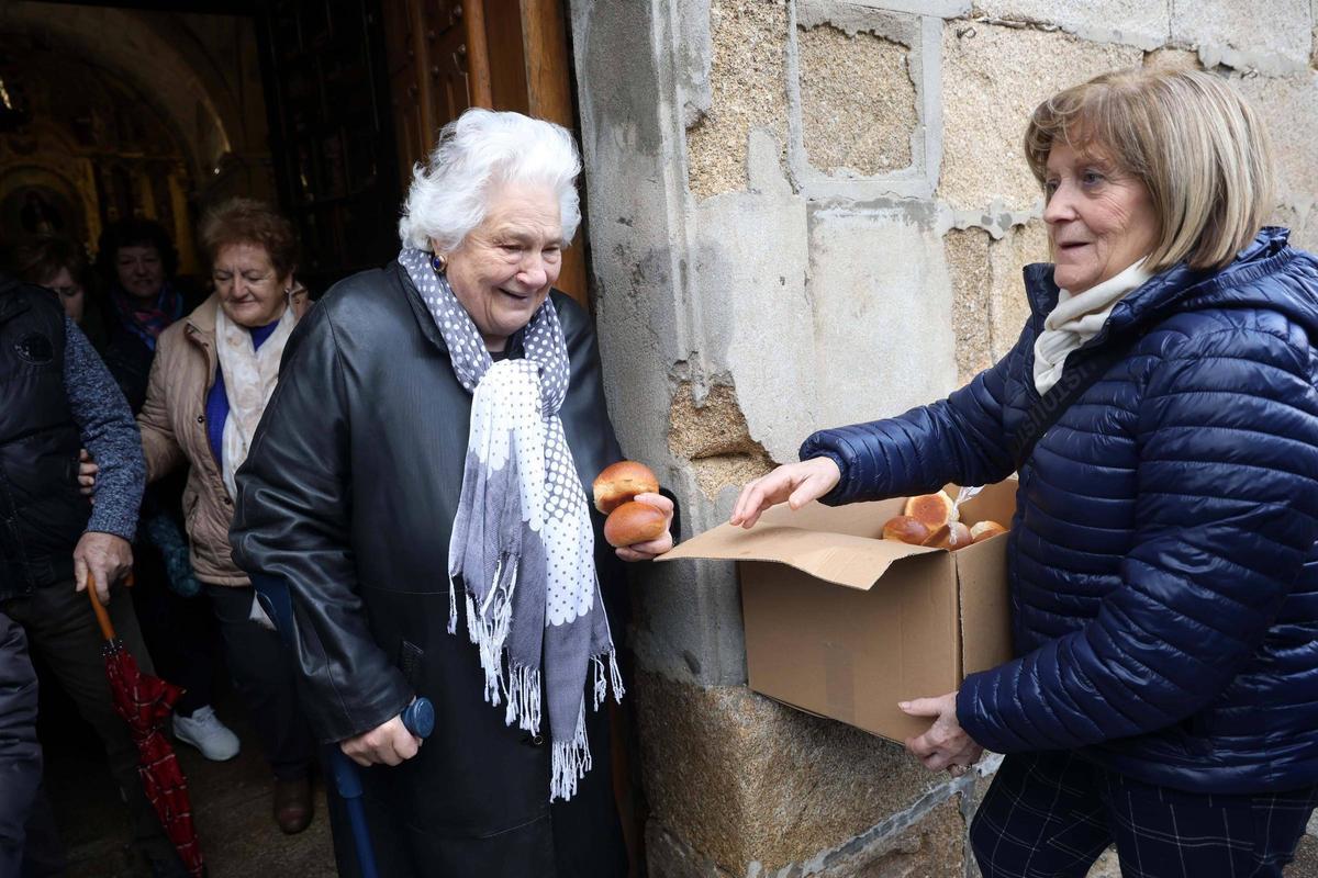 Un momento del reparto de panes en Cambados.