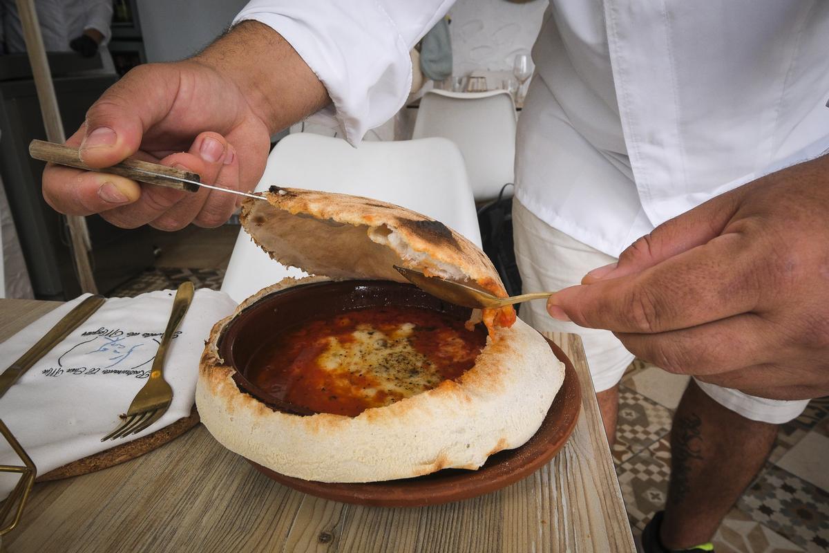 Aythami Díaz abre un queso provolone.
