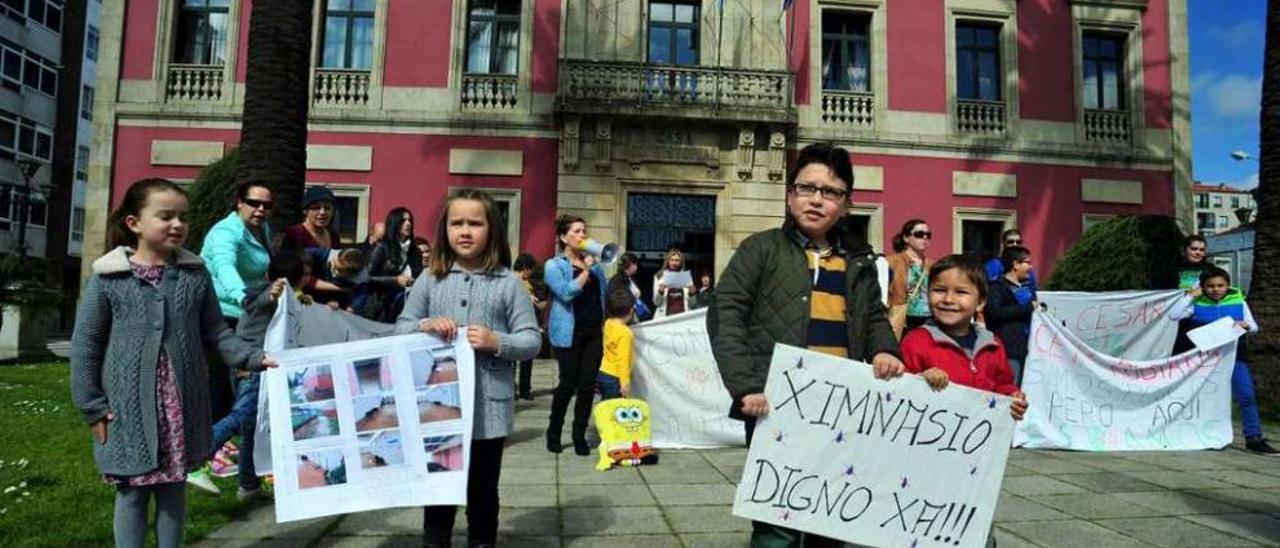 Una de las protestas de la comunidad escolar de Rubiáns para pedir un gimnasio &quot;digno&quot;. // Iñaki Abella