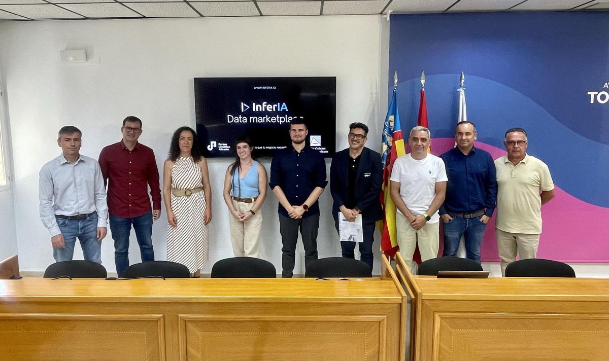 Presentación del estudio de los bonos consumo, en el Ayuntamiento de Torrevieja