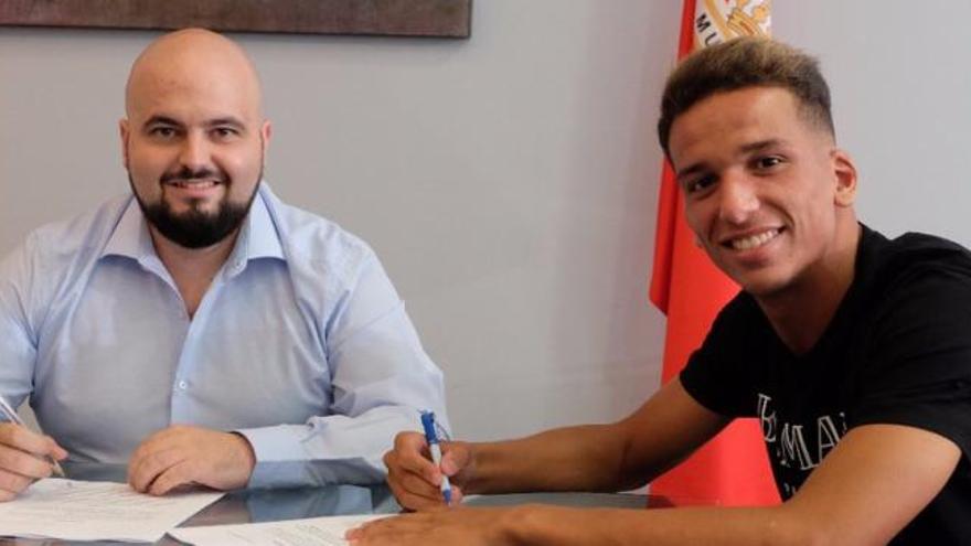 Zaka, a la derecha, el día de la firma de su contrato con el Real Murcia