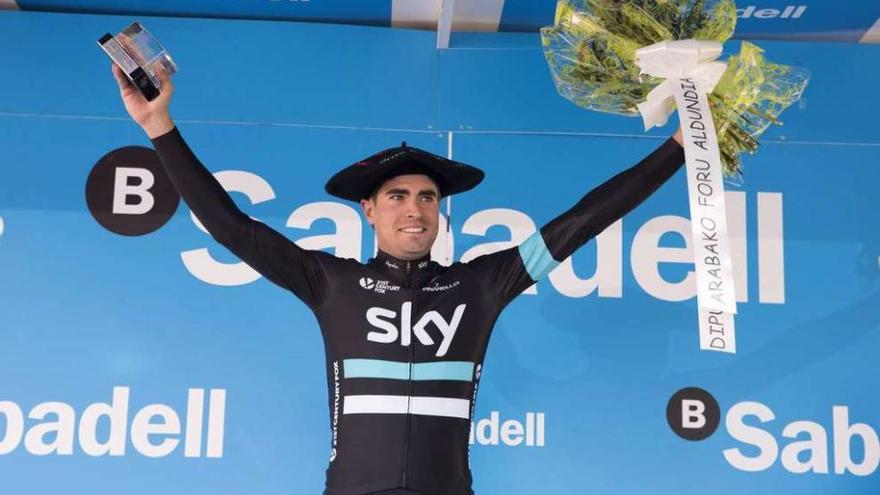 Mikel Landa celebrando la victoria de etapa.