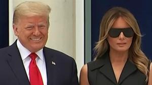 Donald Trump luce su sonrisa junto a una hierática Melania.