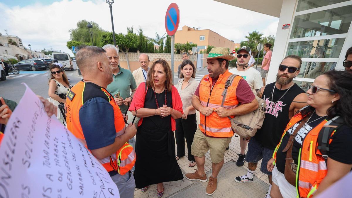 La consellera de salud Manuela Garcia, en las puertas del centro de saud Sant Jordi hablando con el personal de ambulancias ante el recibimiento con pitada.