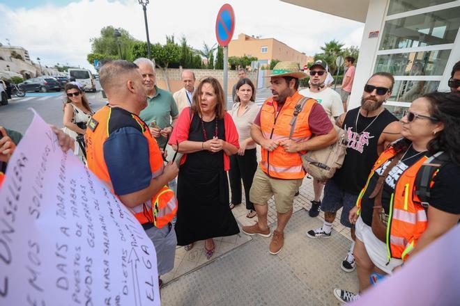 Galería: el personal de las ambulancias de Ibiza recibe a la consellera de Salud con una sonora pitada