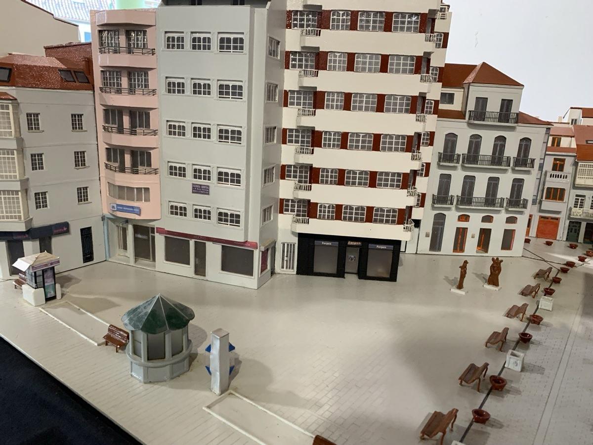 Gene Muíños Reboredo expone en «A nosa pequena vila» maquetas a escala de edificios de Redondela