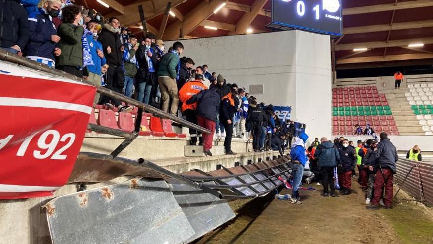 Imagen de la grada que cedió, de algunos de los heridos y de los aficionados deportivistas presentes ayer en Zamora. |  // LOF