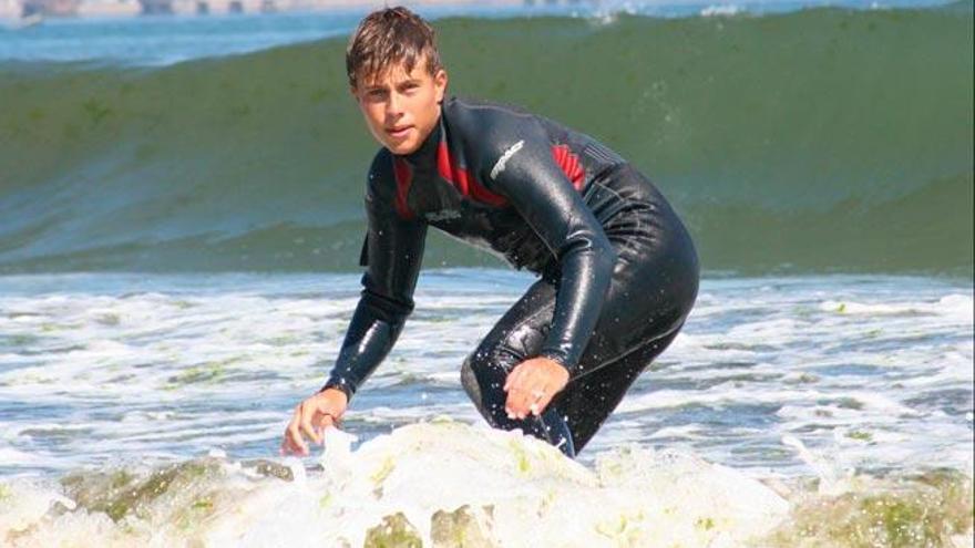 Arrancan las clases de surf en la playa de Bastiagueiro