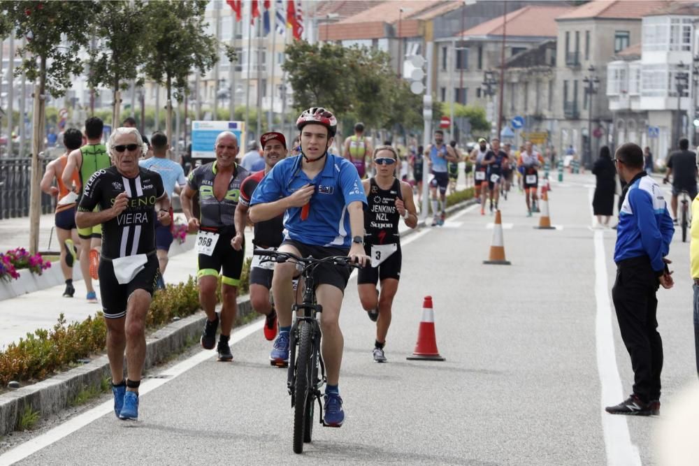 Noya encabeza el Triatlón Atlántico en Baiona. // J. Lores