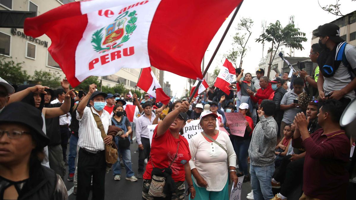 Protestas en Perú tras la detención de Pedro Castillo.