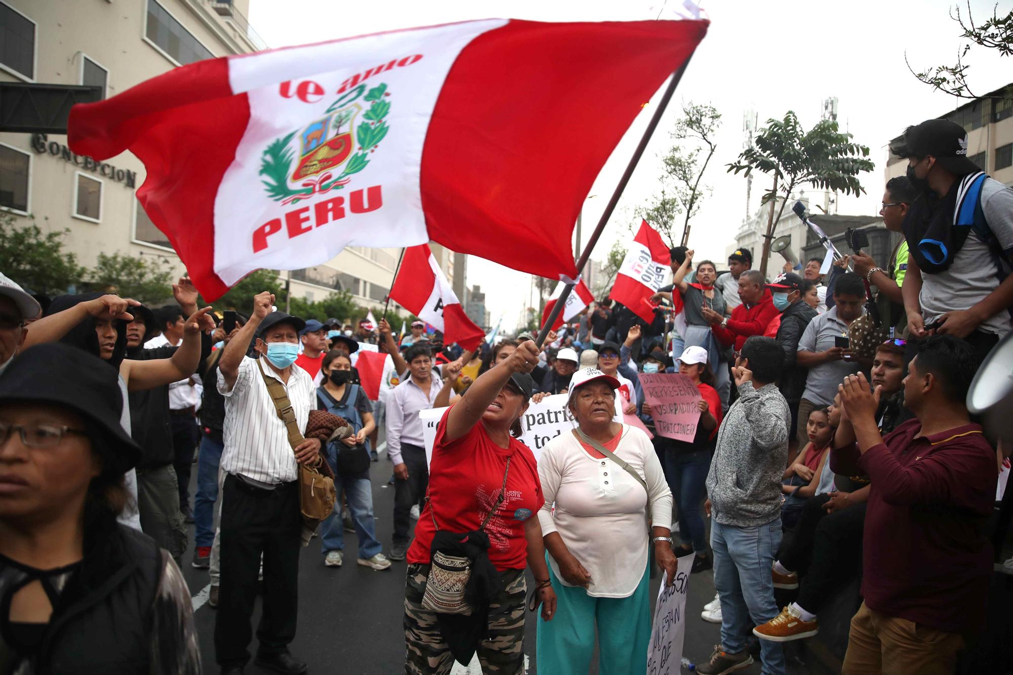 Manifestantes en varios puntos de Perú rechazan a Boluarte y piden comicios