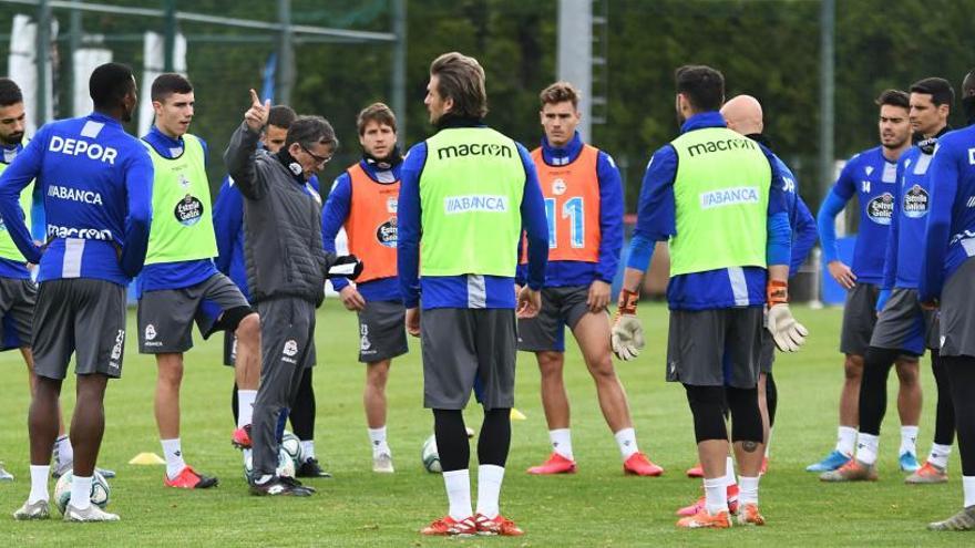 Fernando Vázquez da instrucciones a los jugadores durante un entrenamiento.