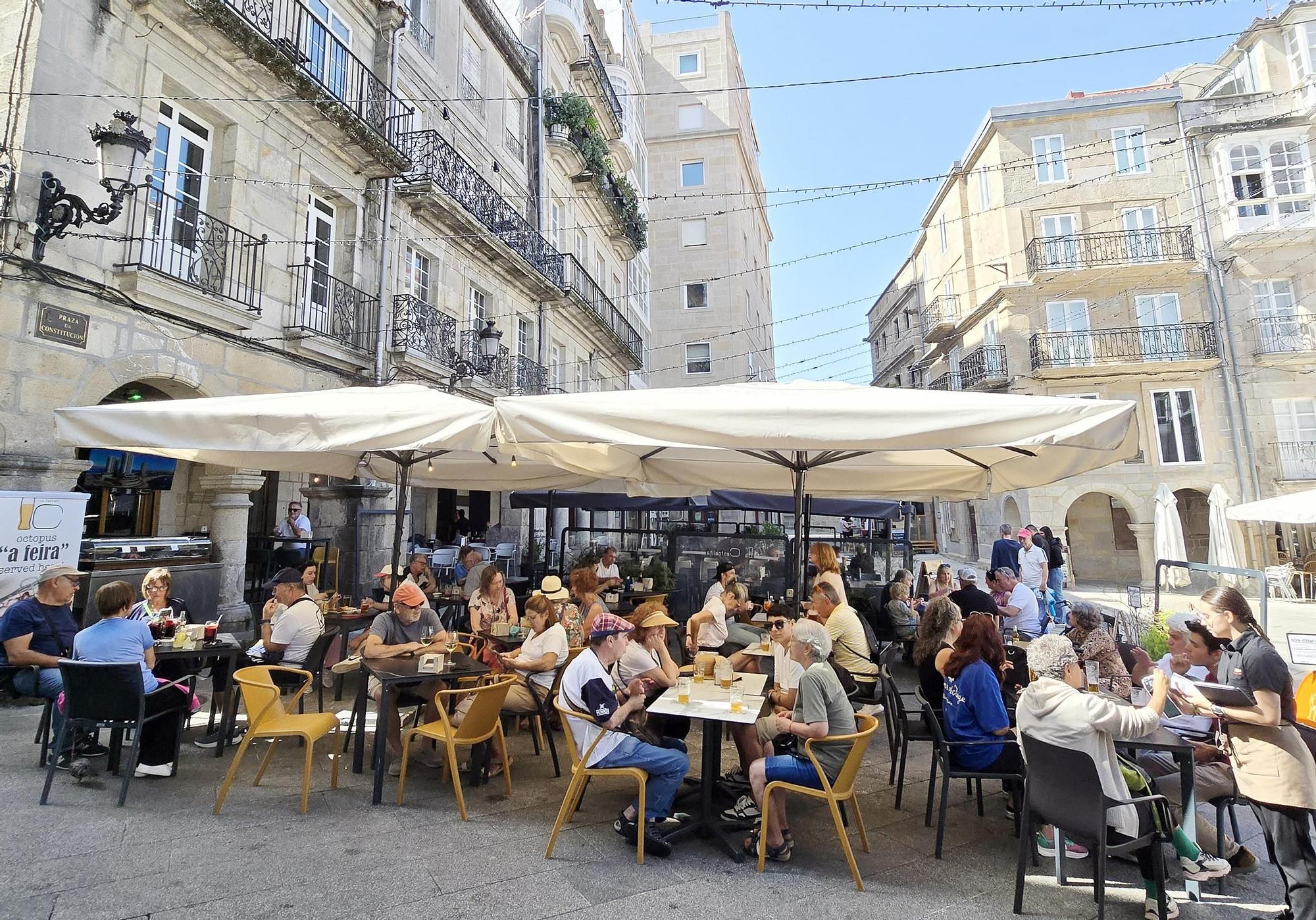 Visitantes y cruceristas del Island Sky y Costa Favolosa animaron un Vigo soleado