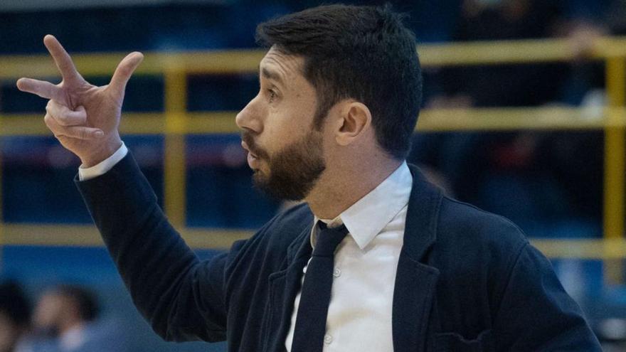 Jacinto Carbajal da instrucciones a sus jugadoras.