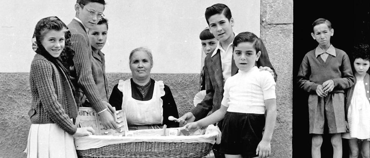 Cela, vendedora de avellanas, rodeada de niños en una imagen tomada en agosto de 1959.