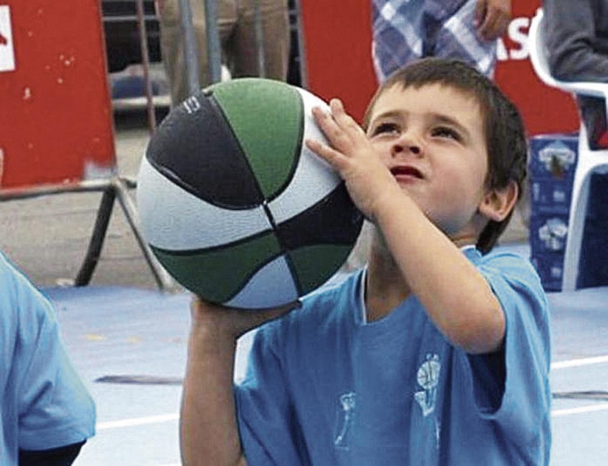 Andy Huelves, de niño con el Club Baloncesto Navia