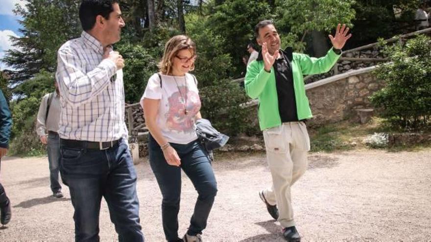 La consellera Elena Cebrián bajando del Menejador junto a los alcaldes de Alcoy e Ibi.