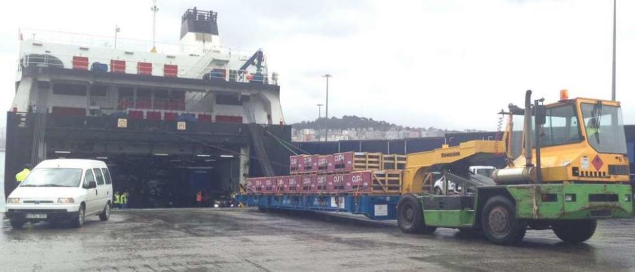 Una cabeza tractora (drcha.) introduce un &quot;mafi&quot; cargado de pizarra en un buque de Suardiaz, ayer en la terminal de Bouzas. // FdeV