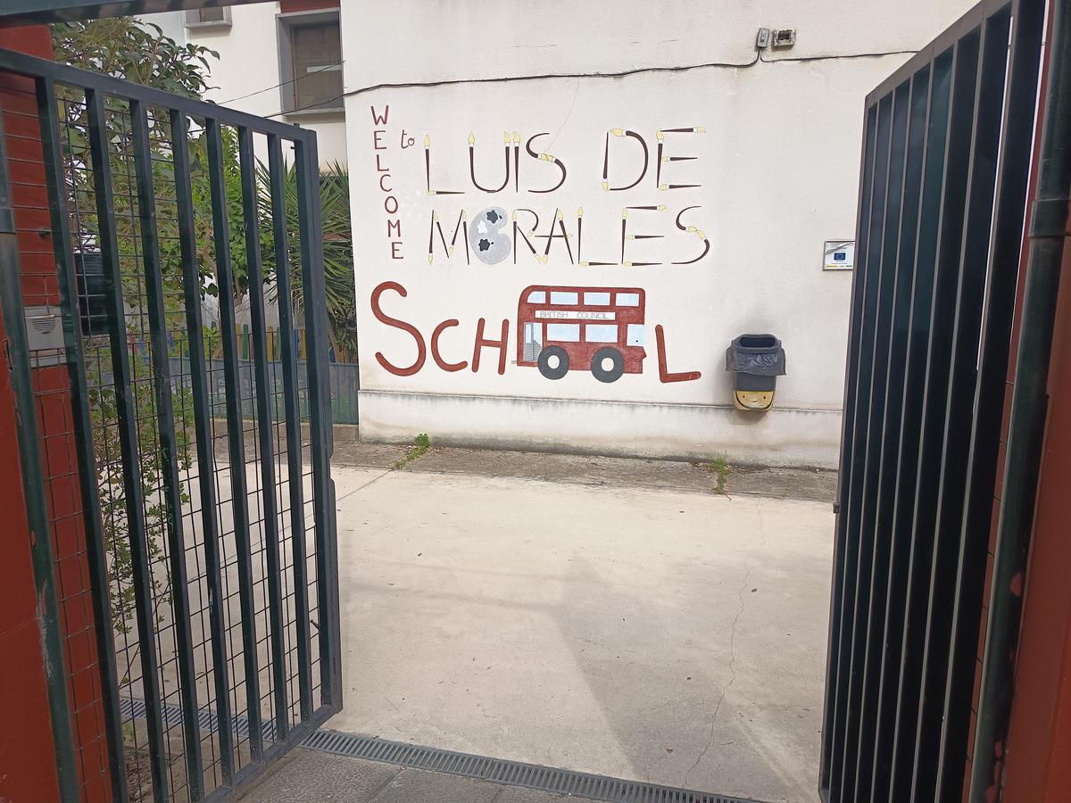 Aceso del colegio Luis de Morales en Badajoz.