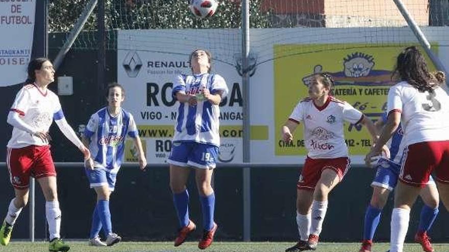 Álex Pichel controla un balón aéreo, ayer ante el Gijón FF. // Alba Villar