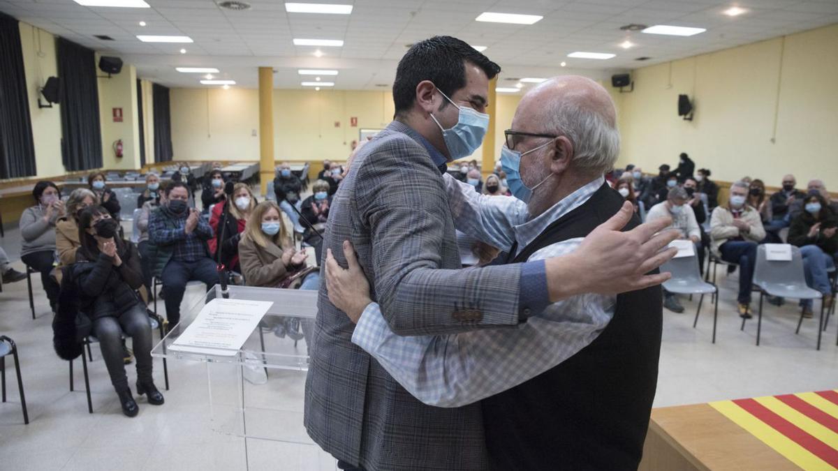 José Luis Irujo (dreta) s’abraçava amb l’alcalde del Pont, Enric Campàs, ahir al final de l’acte | OSCAR BAYONA