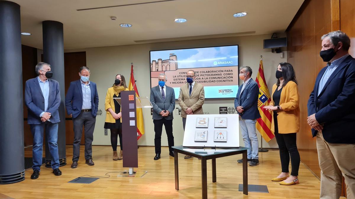 El consejero de Educación, Cultura y Deporte del Gobierno de Aragón, Felipe Faci (c-d) y el presidente de las Cortes de Aragón, Javier Sada (c-i) durante la presentación.