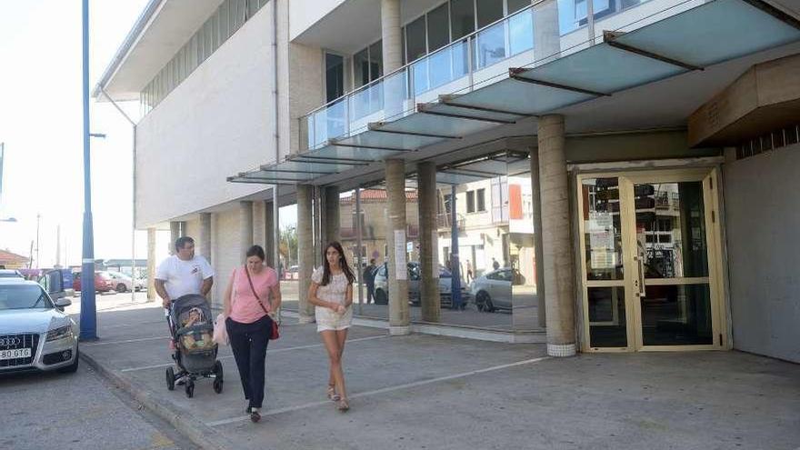 El centro de salud de Cambados cerrará por las tarde en el verano. // Noé Parga