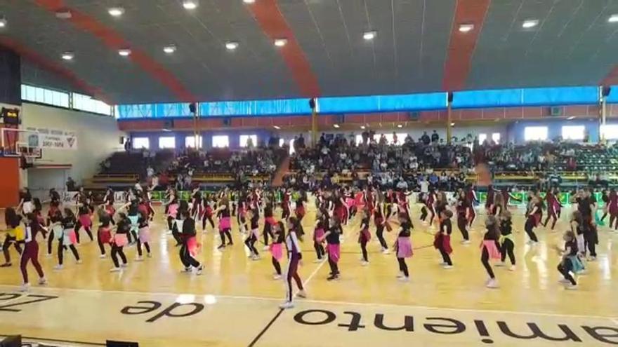 Los bailarines de Funky Fusion calientan los descansos del Aquimisa Laboratorios Queso Zamorano