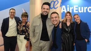 Sonsoles Ónega, Luis Fonsi y Sandra Barneda junto a Sebas Lladó, jefe de Patrocinios y Acuerdos de Air Europa.